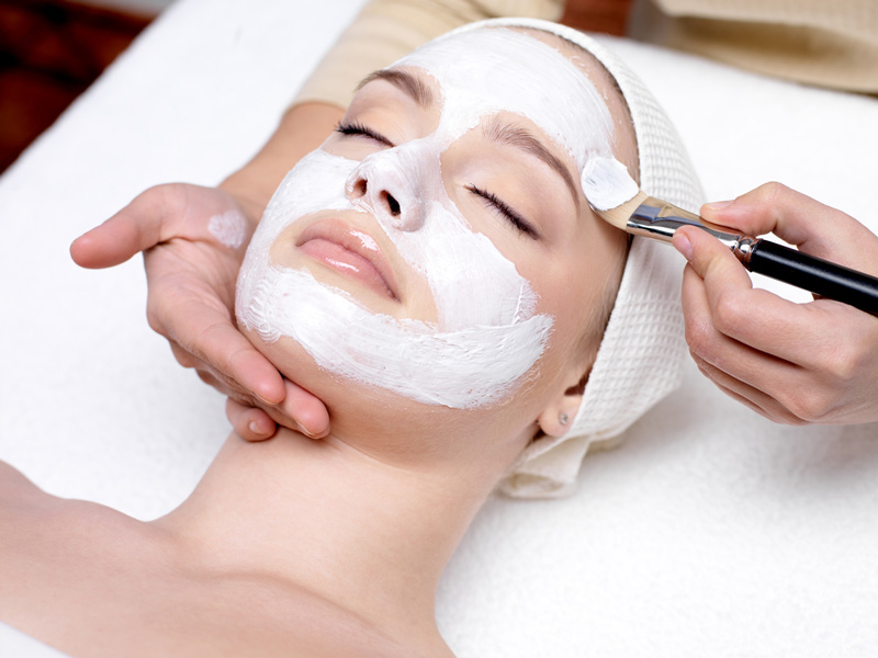 Gönnen Sie sich eine Auszeit und Ihrer Haut eine grundlegende Erneuerung. Wir informieren Sie gerne über die vielfältigen Angebote, die wir Ihnen in unserem Kosmetik-Institut anbieten können.